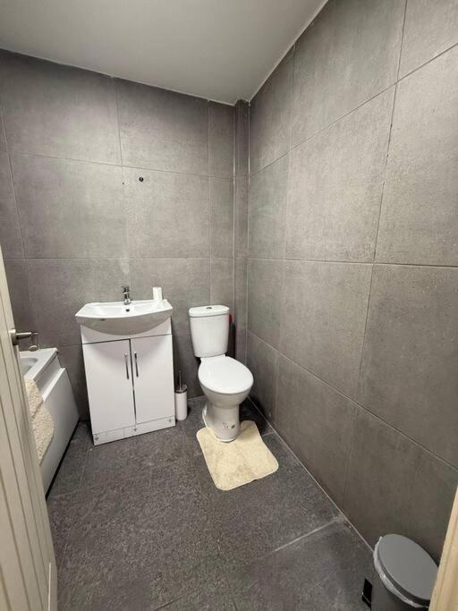 Modern 1 Bedroom - 5 Min Walk From Princess Street Eb1 Единбург Екстер'єр фото