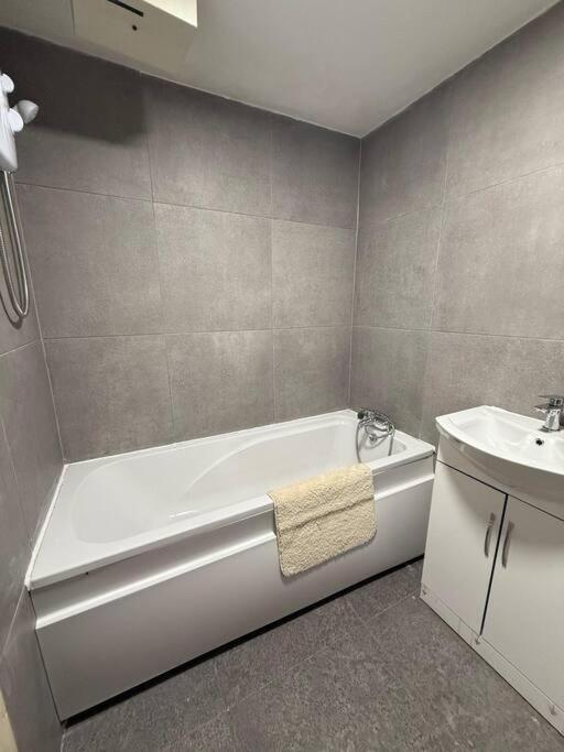 Modern 1 Bedroom - 5 Min Walk From Princess Street Eb1 Единбург Екстер'єр фото